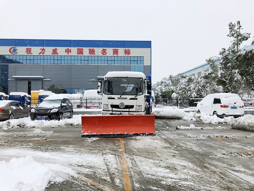 東風(fēng)T3擺臂垃圾車(chē)帶推雪鏟設(shè)備